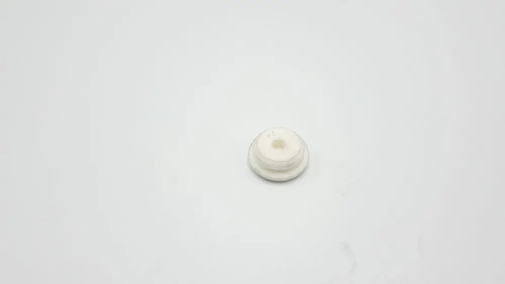 Weißes Kunststoffteil, möglicherweise eine Luftkappe, auf neutralem Hintergrund. Hersteller könnte Remeha sein.